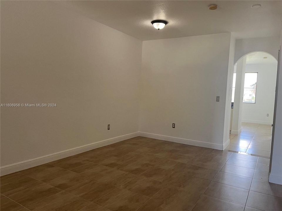 For Sale: $315,000 (2 beds, 2 baths, 967 Square Feet)