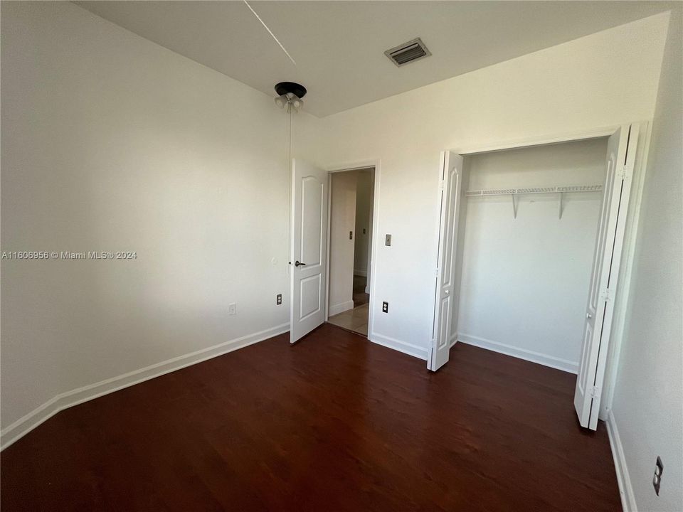 For Sale: $315,000 (2 beds, 2 baths, 967 Square Feet)