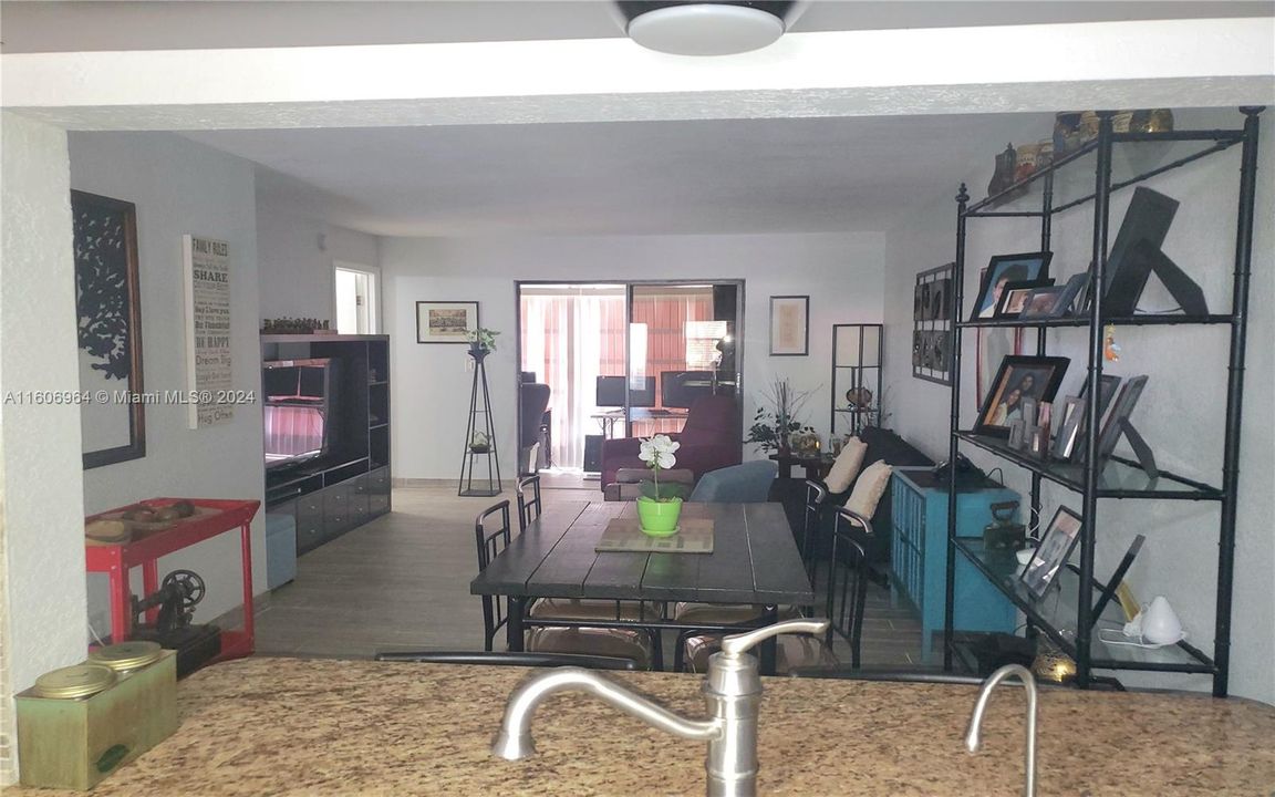 En Venta: $180,000 (2 camas, 2 baños, 850 Pies cuadrados)