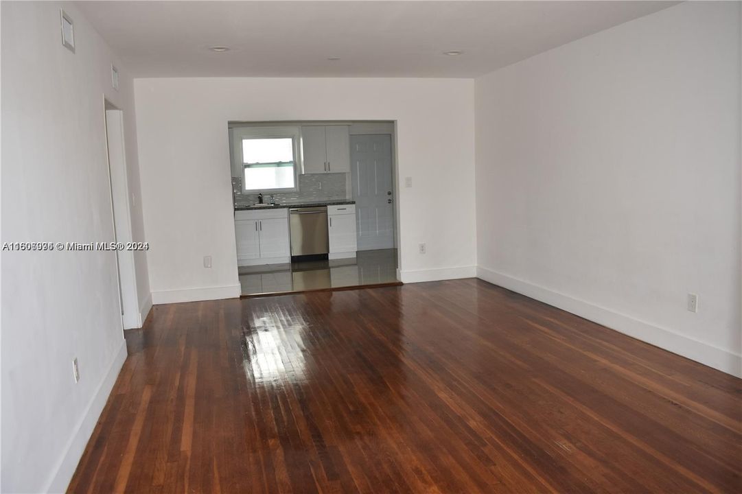 Active With Contract: $2,300 (2 beds, 1 baths, 850 Square Feet)