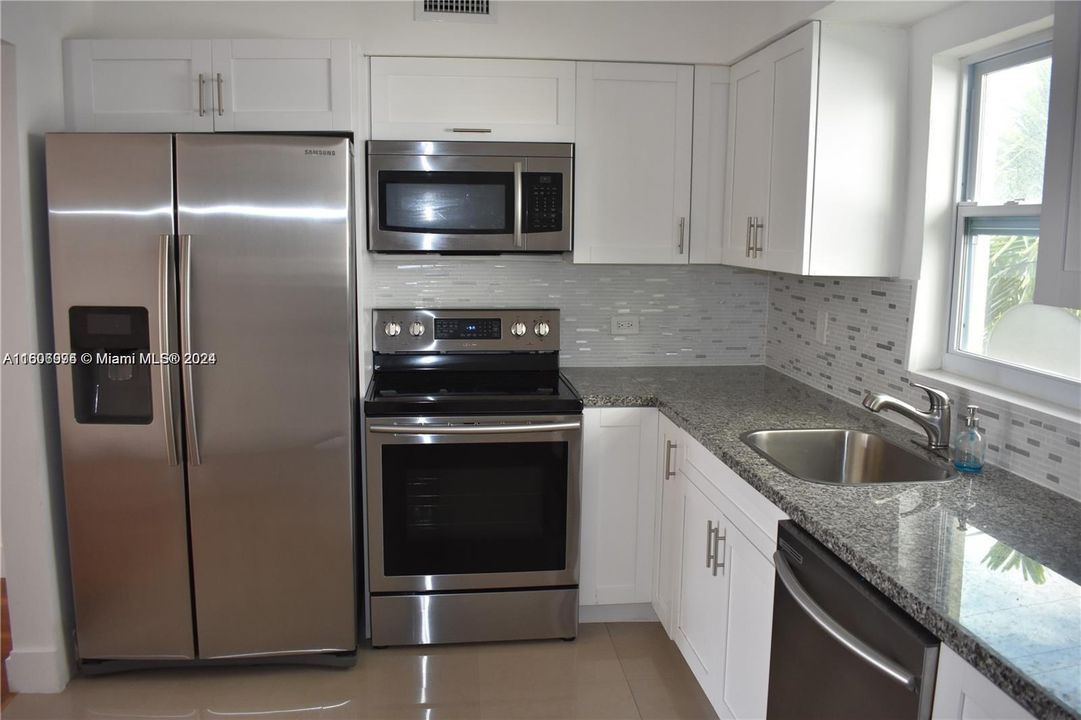 Active With Contract: $2,300 (2 beds, 1 baths, 850 Square Feet)