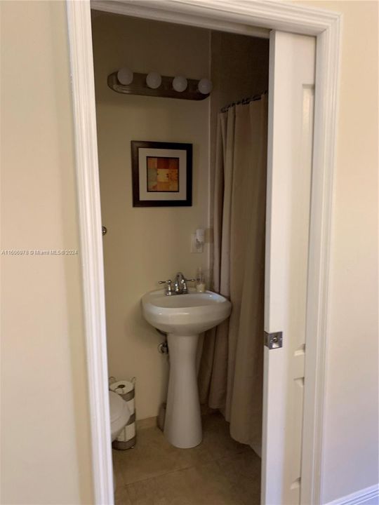 Active With Contract: $2,700 (2 beds, 2 baths, 1060 Square Feet)