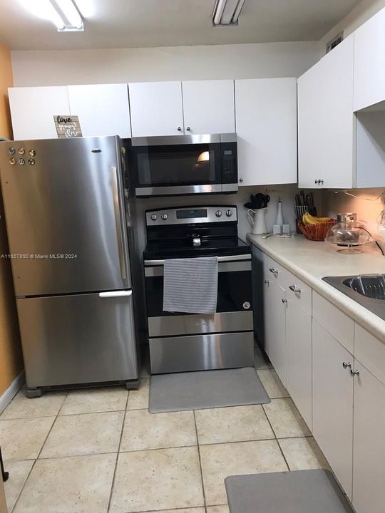 For Rent: $2,350 (2 beds, 2 baths, 1055 Square Feet)