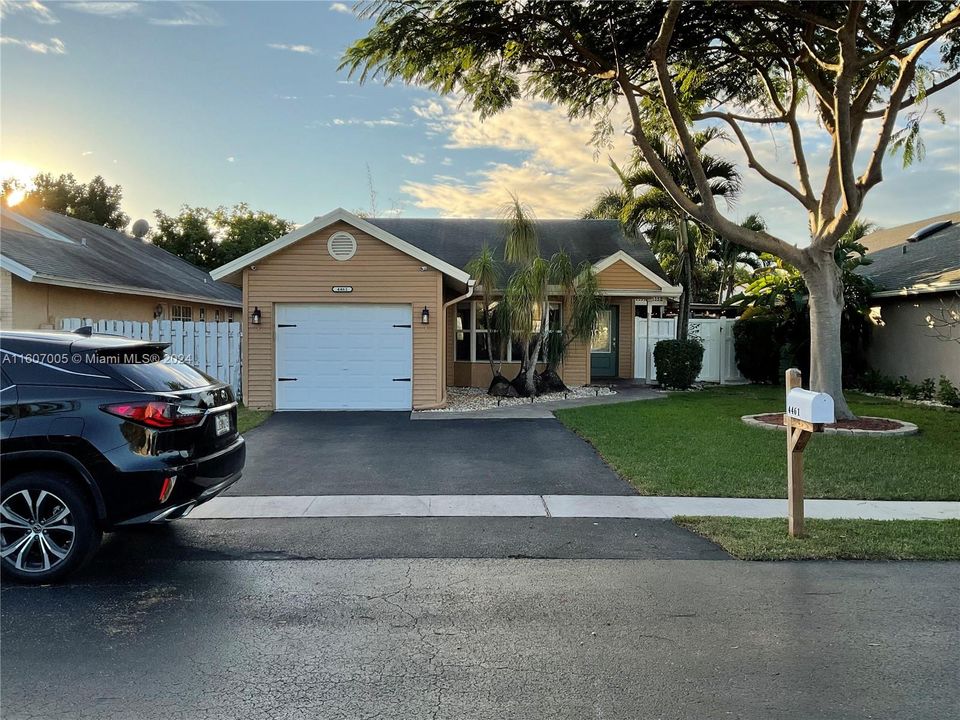 For Sale: $525,000 (3 beds, 2 baths, 1351 Square Feet)