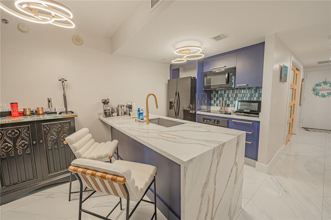 For Sale: $750,000 (2 beds, 1 baths, 1086 Square Feet)