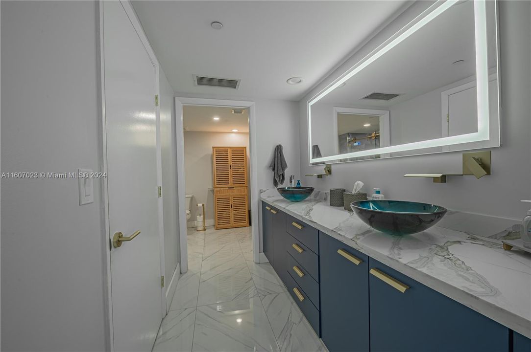 For Sale: $750,000 (2 beds, 1 baths, 1086 Square Feet)