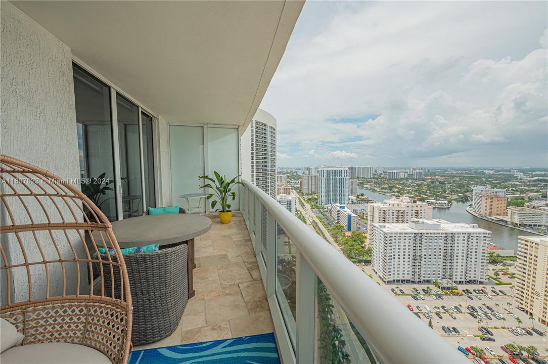 For Sale: $750,000 (2 beds, 1 baths, 1086 Square Feet)