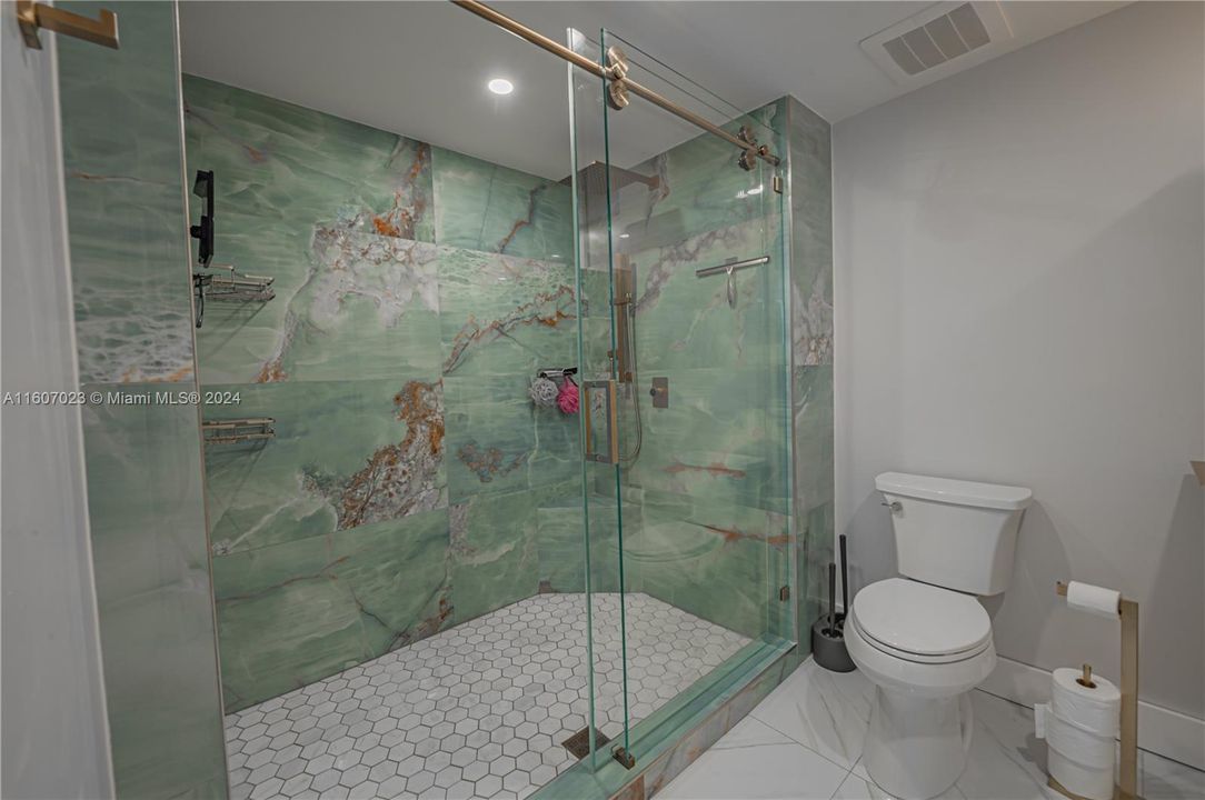 待售: $750,000 (2 贝兹, 1 浴室, 1086 平方英尺)