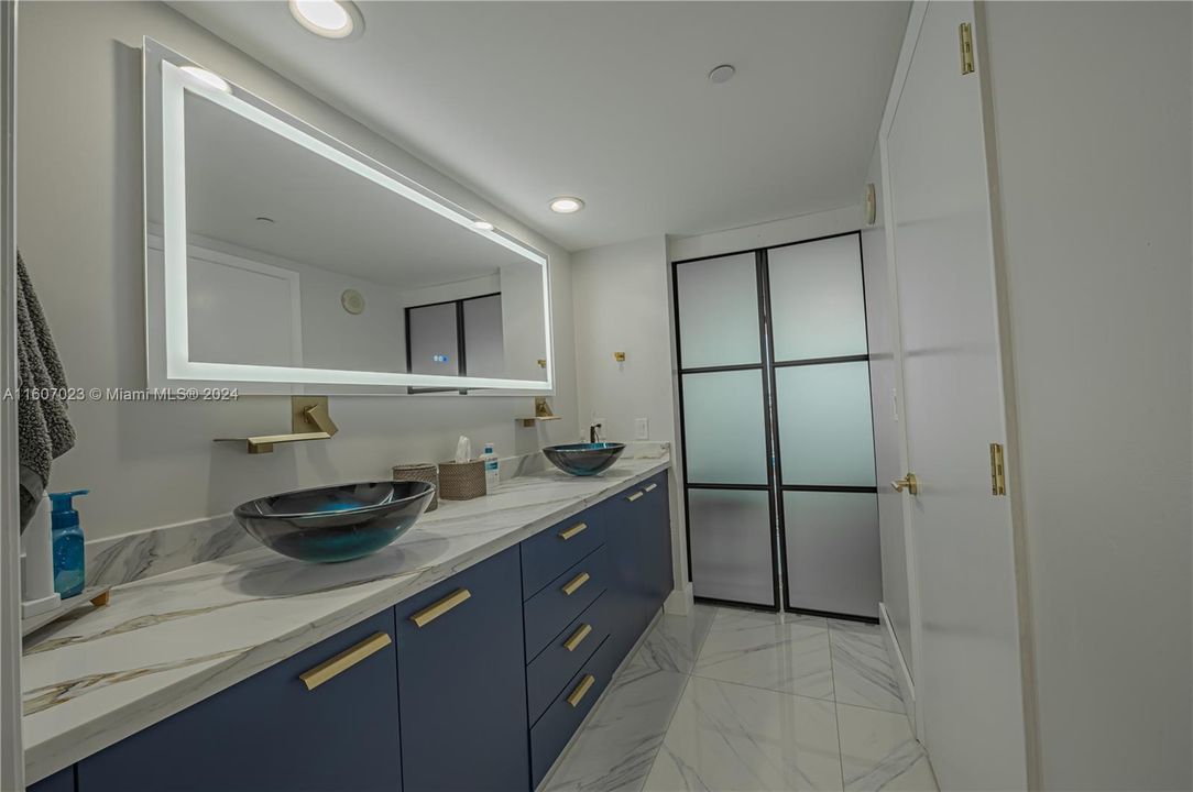 For Sale: $750,000 (2 beds, 1 baths, 1086 Square Feet)