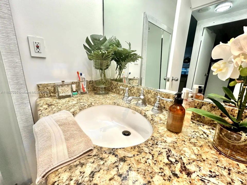 For Sale: $799,000 (1 beds, 1 baths, 905 Square Feet)