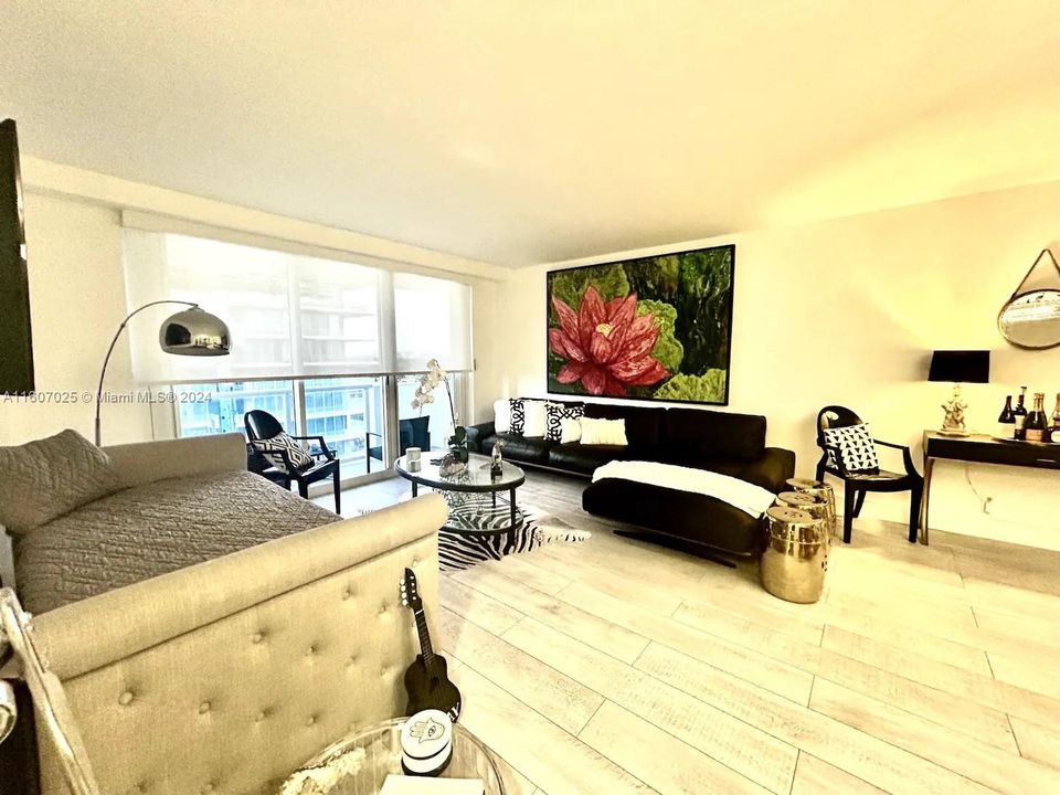 For Sale: $799,000 (1 beds, 1 baths, 905 Square Feet)