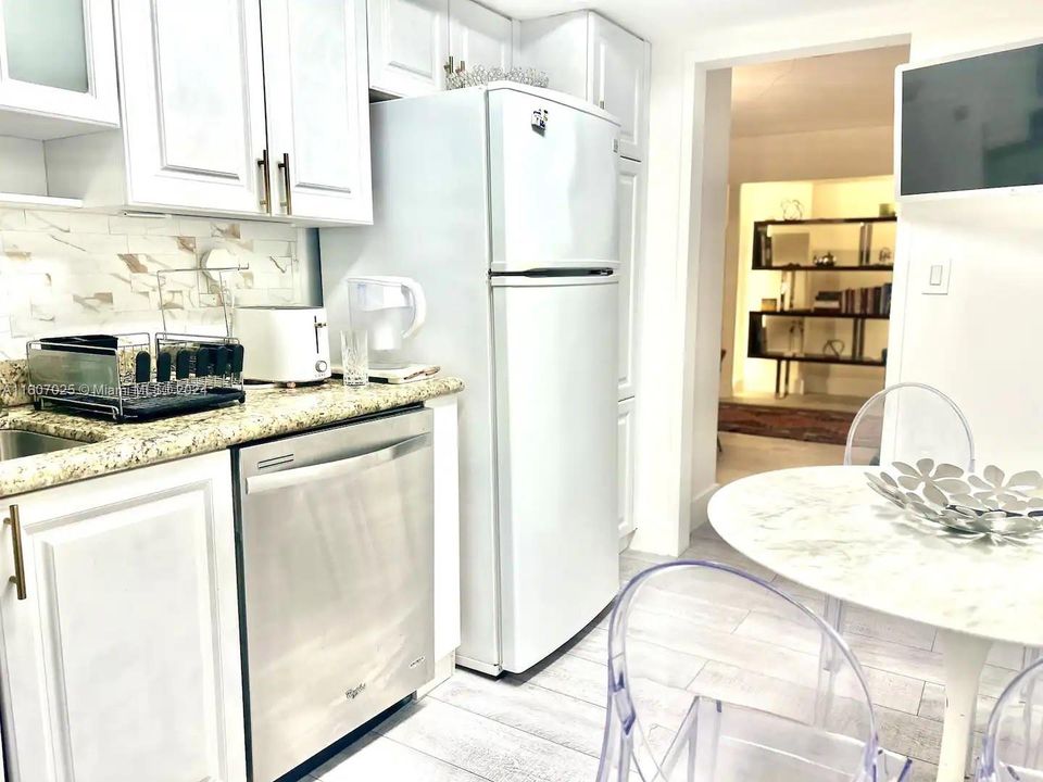 For Sale: $799,000 (1 beds, 1 baths, 905 Square Feet)