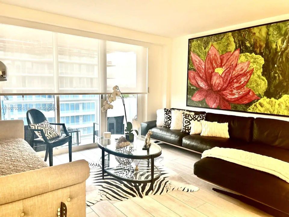 For Sale: $799,000 (1 beds, 1 baths, 905 Square Feet)