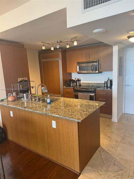 For Sale: $839,000 (1 beds, 1 baths, 896 Square Feet)