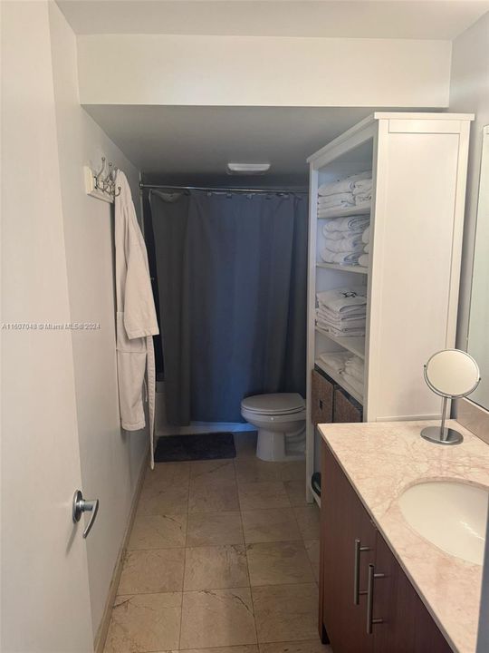 Active With Contract: $779,000 (1 beds, 1 baths, 896 Square Feet)