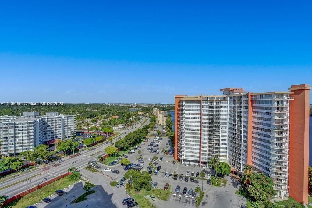 For Sale: $211,000 (1 beds, 2 baths, 861 Square Feet)