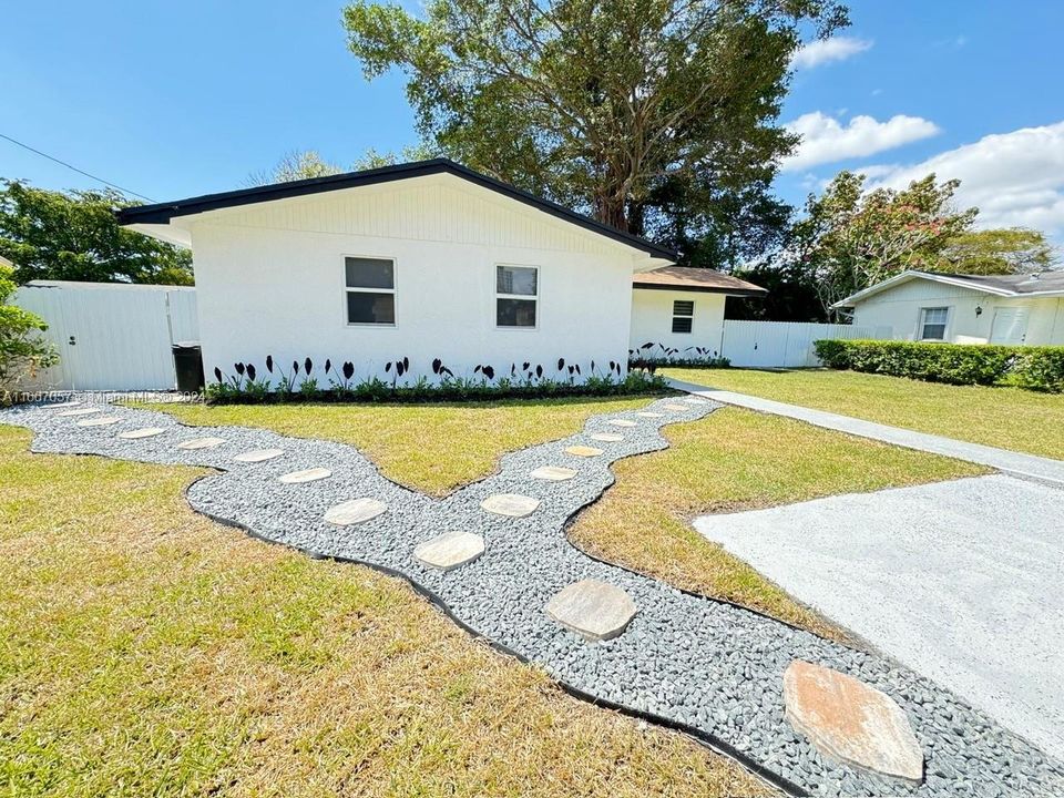 For Sale: $1,060,000 (3 beds, 2 baths, 1292 Square Feet)