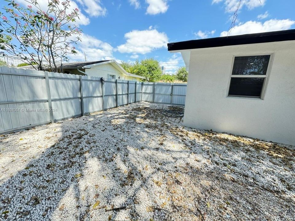 For Sale: $1,060,000 (3 beds, 2 baths, 1292 Square Feet)