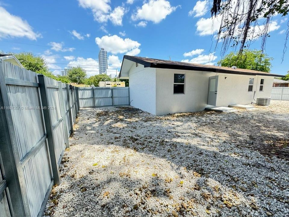 For Sale: $1,060,000 (3 beds, 2 baths, 1292 Square Feet)