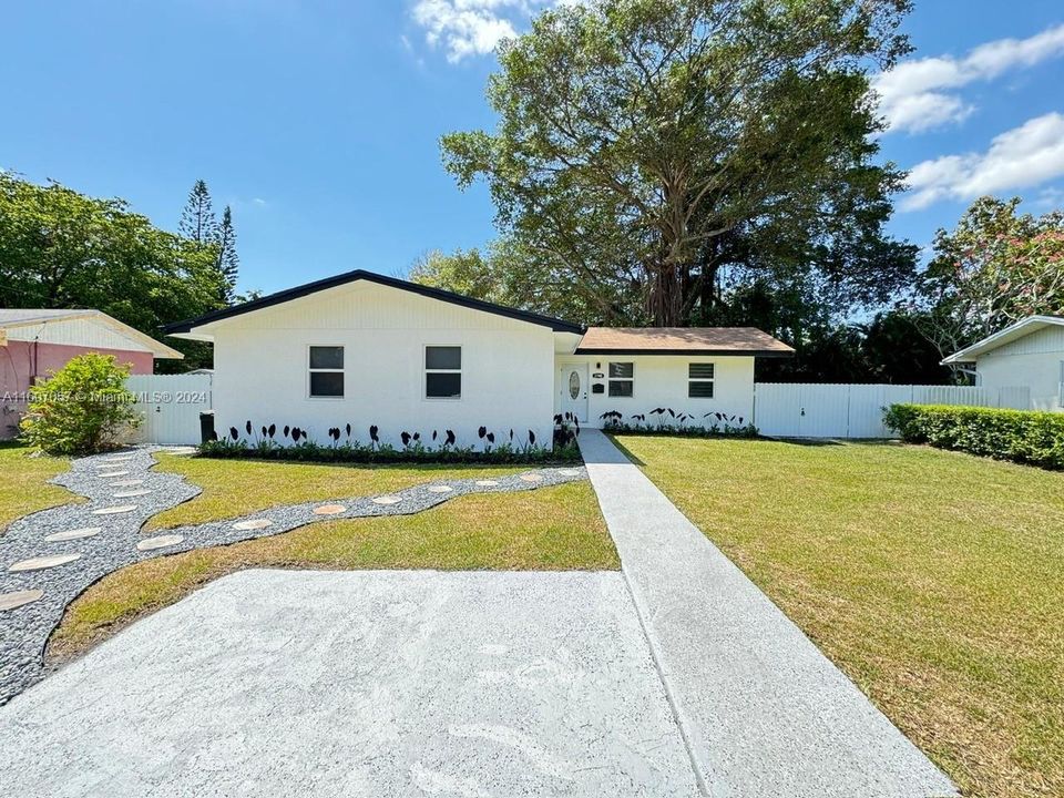 For Sale: $1,060,000 (3 beds, 2 baths, 1292 Square Feet)