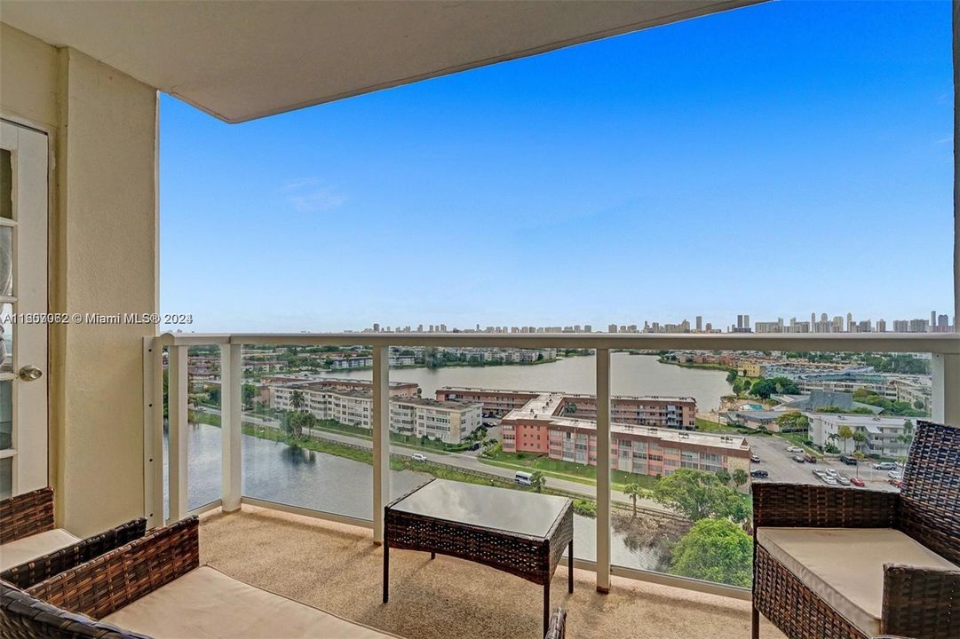 For Sale: $232,000 (1 beds, 2 baths, 861 Square Feet)