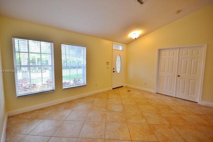 For Rent: $3,400 (3 beds, 2 baths, 1951 Square Feet)