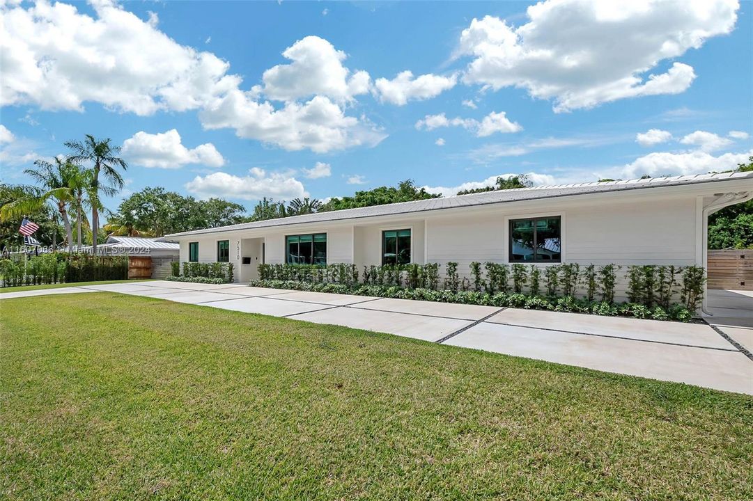 For Sale: $1,500,000 (4 beds, 2 baths, 2208 Square Feet)