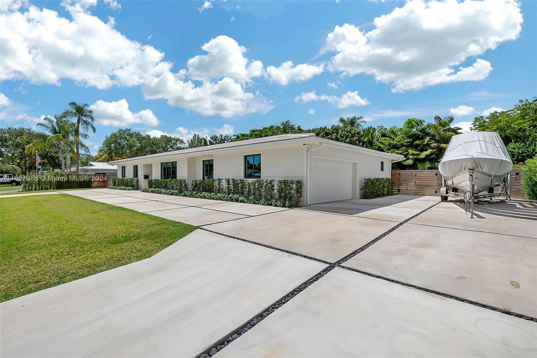 For Sale: $1,500,000 (4 beds, 2 baths, 2208 Square Feet)