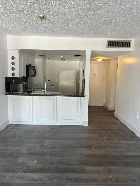 For Rent: $1,700 (1 beds, 1 baths, 658 Square Feet)