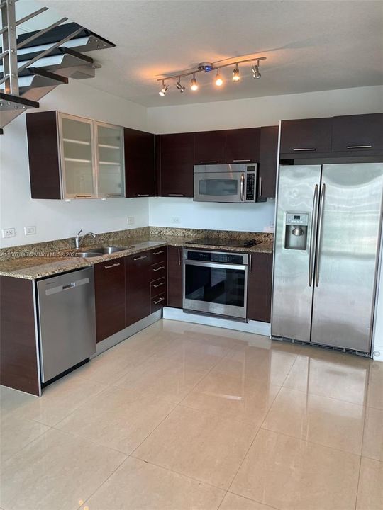 For Rent: $3,086 (1 beds, 1 baths, 987 Square Feet)