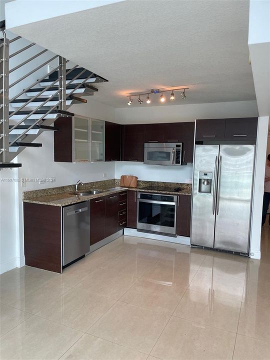 For Rent: $3,086 (1 beds, 1 baths, 987 Square Feet)