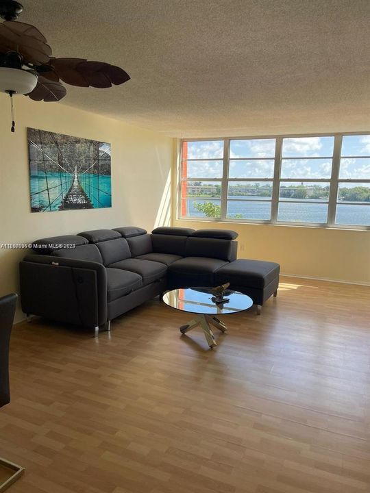For Sale: $205,000 (1 beds, 2 baths, 861 Square Feet)