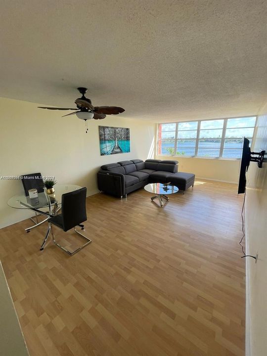 For Sale: $205,000 (1 beds, 2 baths, 861 Square Feet)