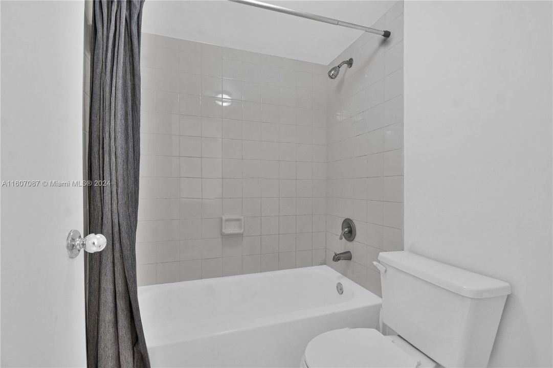 For Rent: $2,100 (2 beds, 1 baths, 817 Square Feet)