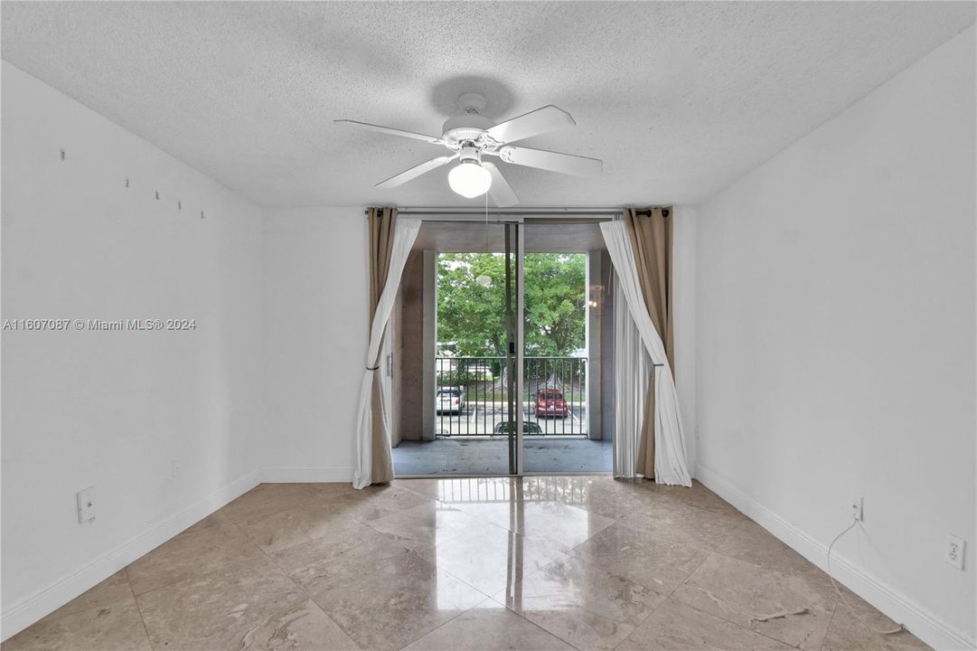 For Rent: $2,100 (2 beds, 1 baths, 817 Square Feet)