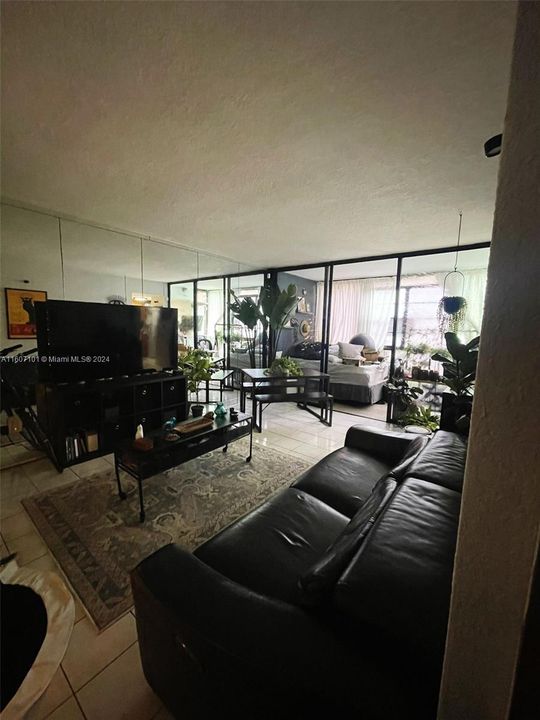 Active With Contract: $2,100 (1 beds, 1 baths, 585 Square Feet)