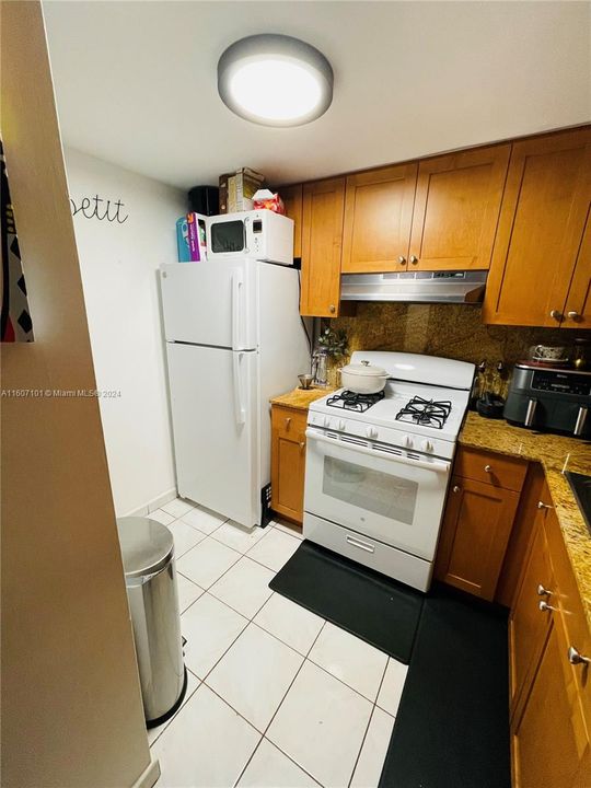 Active With Contract: $2,100 (1 beds, 1 baths, 585 Square Feet)