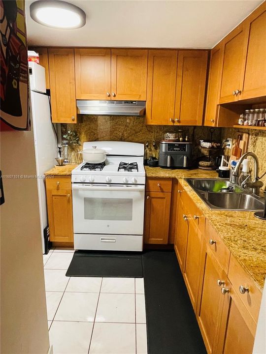Active With Contract: $2,100 (1 beds, 1 baths, 585 Square Feet)