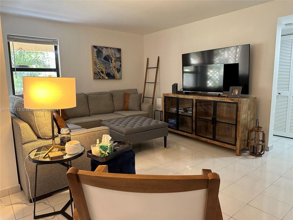 Active With Contract: $2,450 (2 beds, 2 baths, 1040 Square Feet)