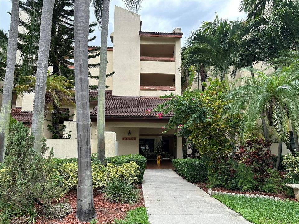 Active With Contract: $2,450 (2 beds, 2 baths, 1040 Square Feet)
