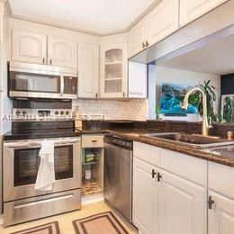 For Sale: $335,000 (2 beds, 2 baths, 1000 Square Feet)