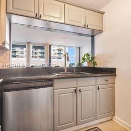 For Sale: $335,000 (2 beds, 2 baths, 1000 Square Feet)