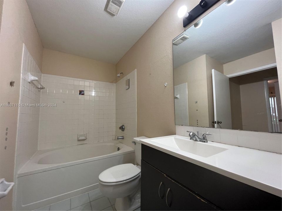 For Rent: $1,900 (1 beds, 1 baths, 702 Square Feet)