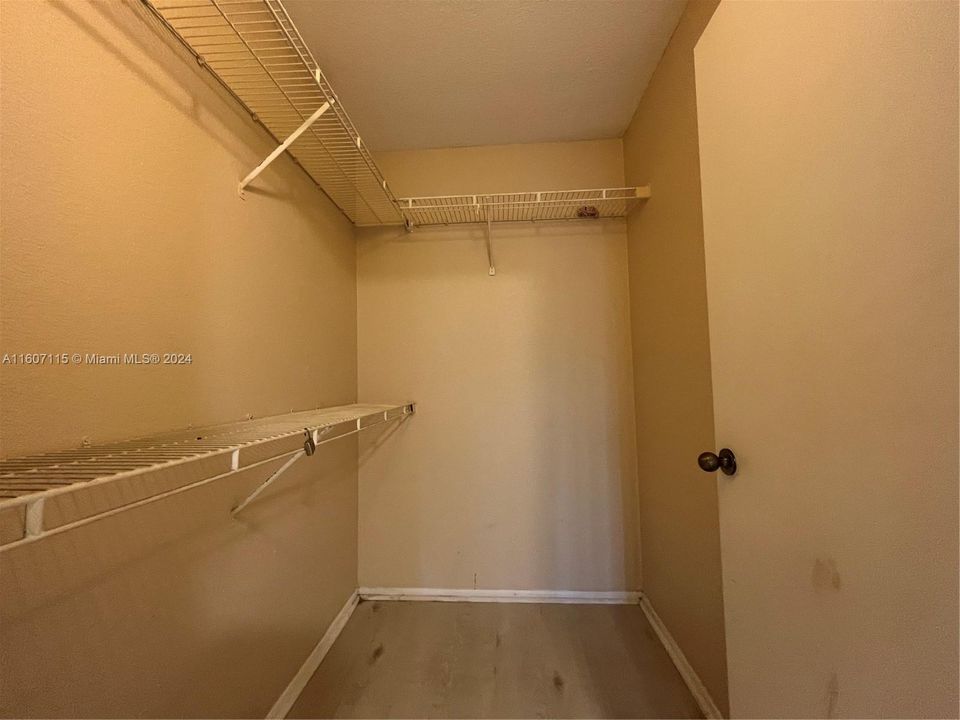 For Rent: $1,900 (1 beds, 1 baths, 702 Square Feet)