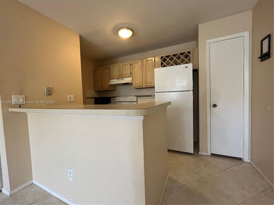 For Rent: $1,900 (1 beds, 1 baths, 702 Square Feet)