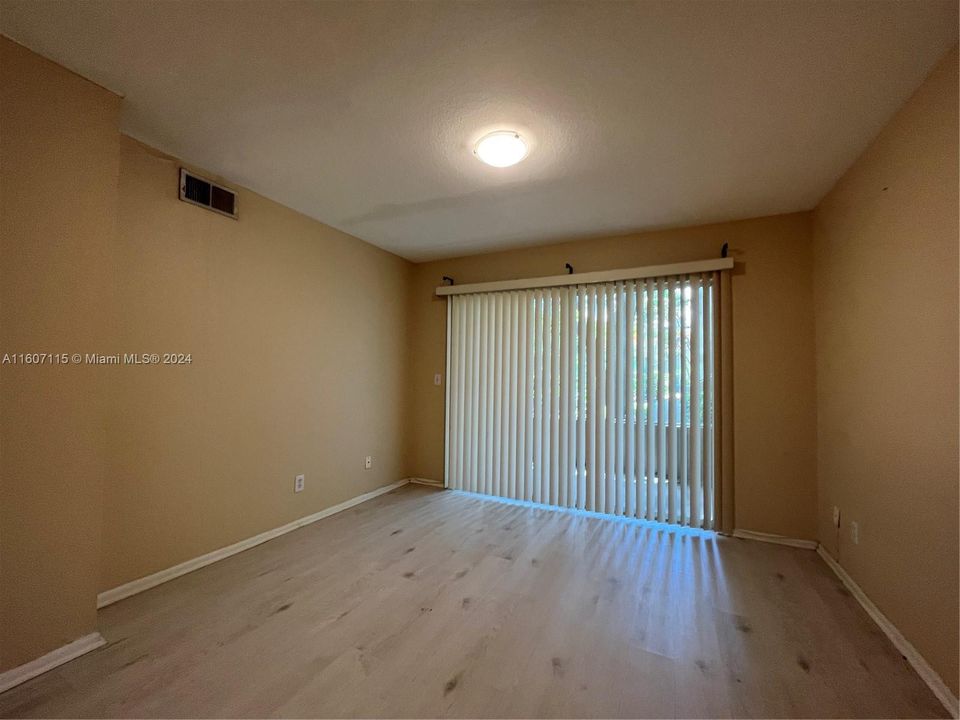 For Rent: $1,900 (1 beds, 1 baths, 702 Square Feet)