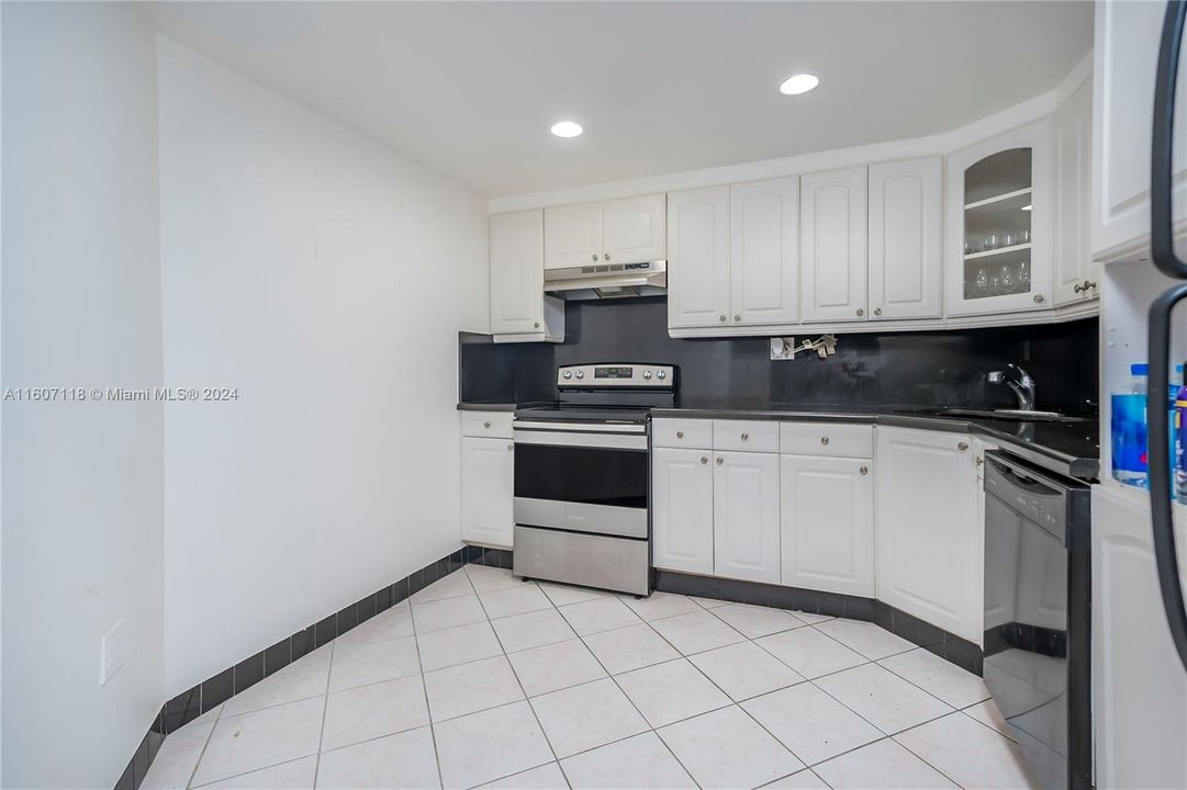 For Sale: $225,000 (1 beds, 1 baths, 873 Square Feet)