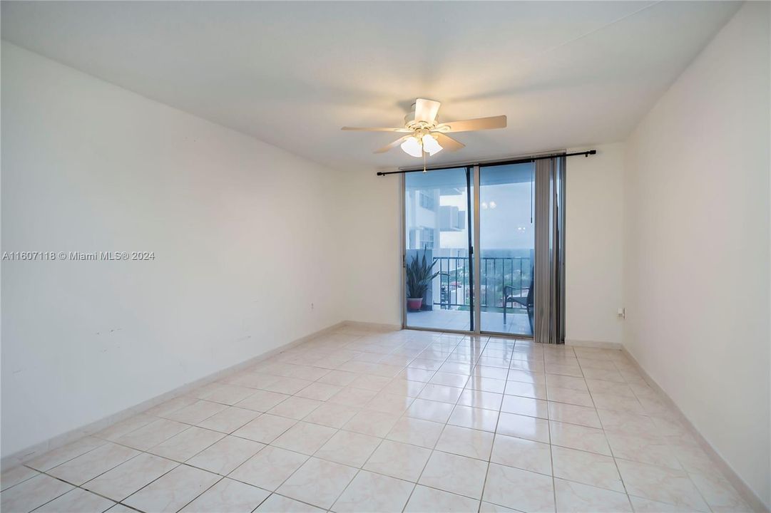 For Sale: $225,000 (1 beds, 1 baths, 873 Square Feet)