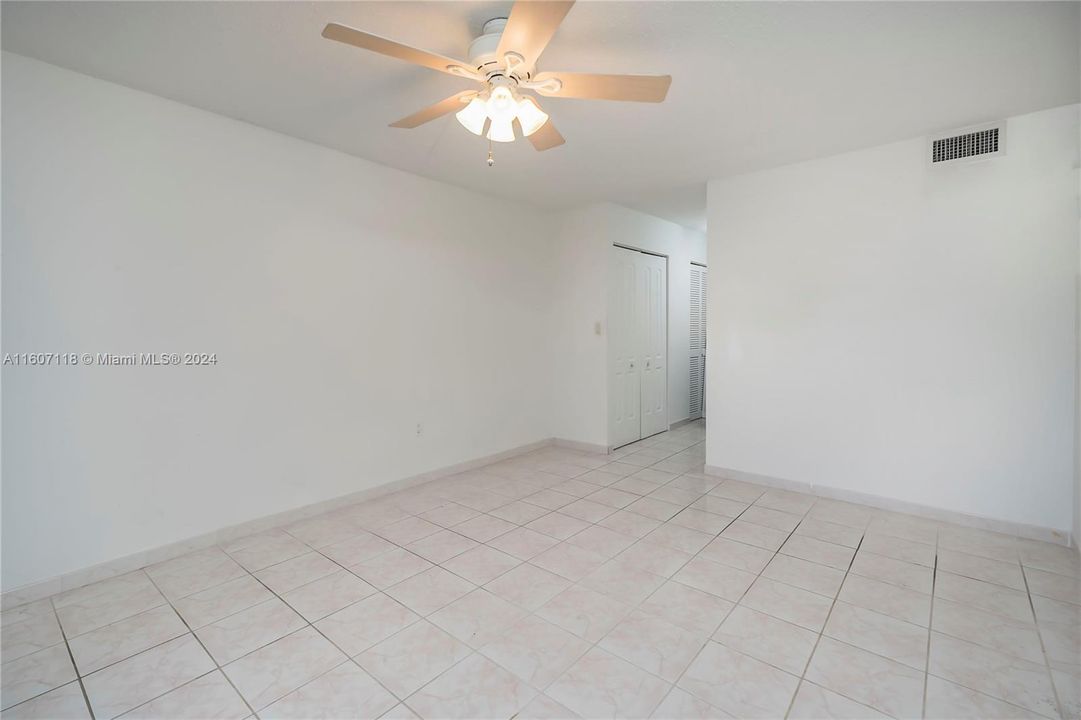 For Sale: $225,000 (1 beds, 1 baths, 873 Square Feet)