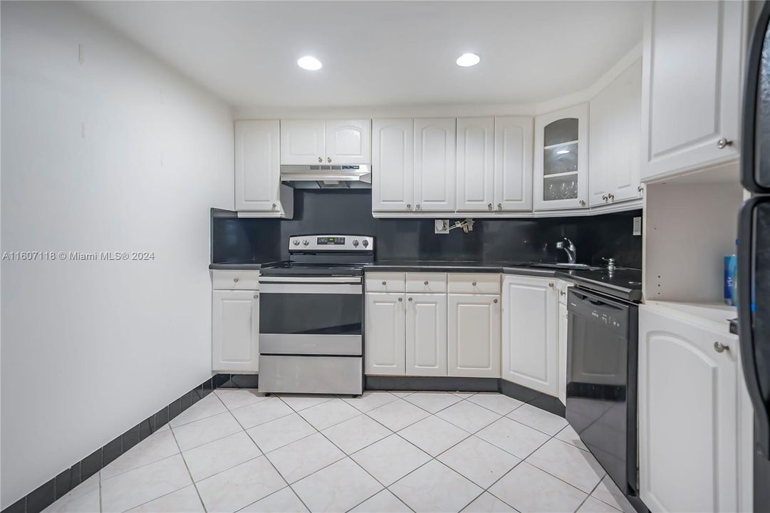 For Sale: $225,000 (1 beds, 1 baths, 873 Square Feet)